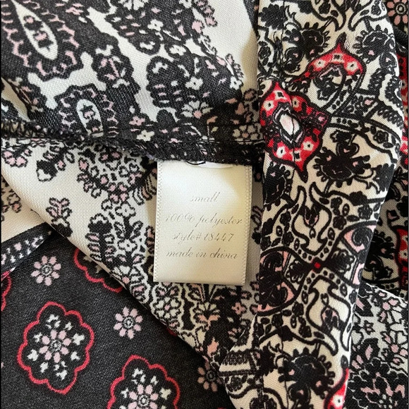 Francesca’s Miami Black & Red Boho Printed Bell Sleeve Blouse Small Women’s - Picture 9 of 10